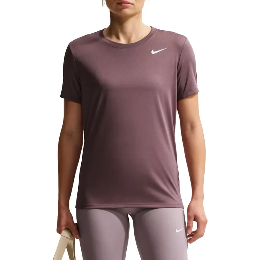 Vista traseira da blusa feminina Nike Dri-FIT marrom com gola redonda